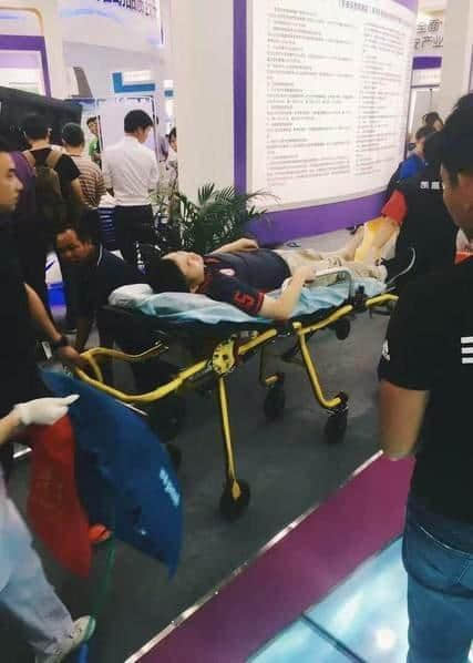 深圳高交会现机器人伤人事件：伤者被担架抬走