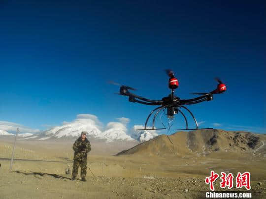 新疆边防利用无人机巡查帕米尔高原边境线