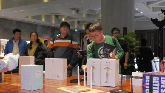 中国智能硬件风云榜颁奖盛典圆满落幕，伊丽莎白智能灯荣获优秀奖