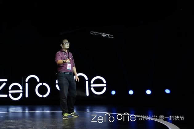 比奇创新CEO李玮琛现场演示DTing灵动手环