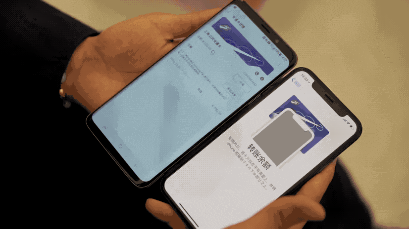 因为 gif 压缩的原因,右侧的 iphone x 的频闪可能不太明显,这张单独