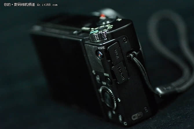 索尼黑卡RX100 VI机身外观与菜单界面设计
