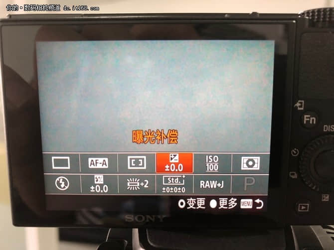 索尼黑卡RX100 VI机身外观与菜单界面设计