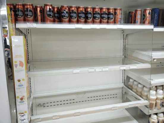 北京某全时便利店,饮品货架只剩下咖啡