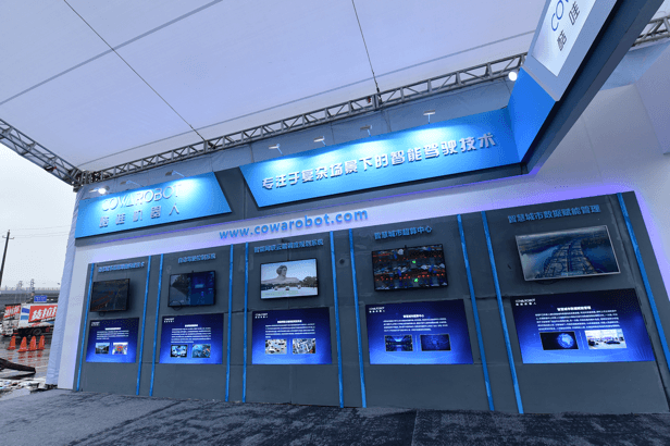 图片包含 天空, 计算机, 室内, 建筑物

描述已自动生成